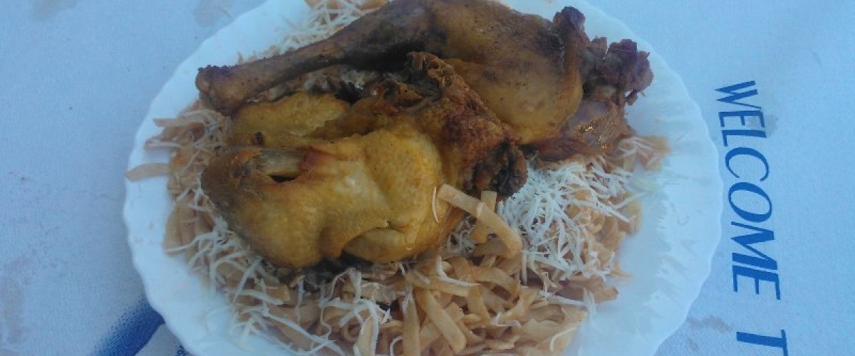 Κόκκορας κρασάτος με φλωμάρια - Chicken with traditional Flomaria pasta